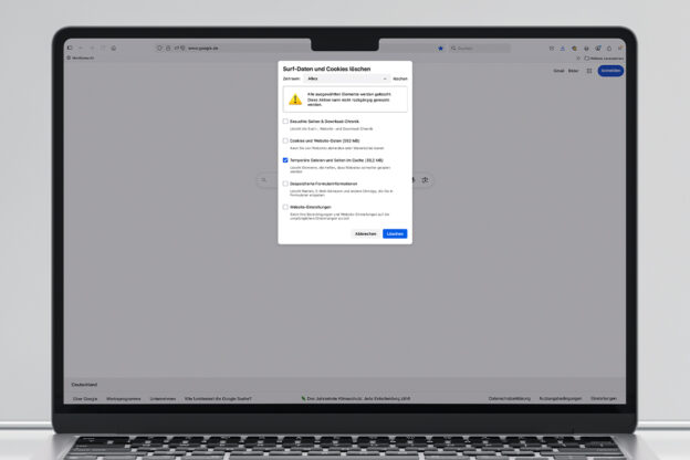 Auf einem Laptop-Bildschirm wird ein Browserfenster mit einem Verpackungsrechtskonformen Popup-Fenster zum Löschen von Cookies und Daten in deutscher Sprache angezeigt.