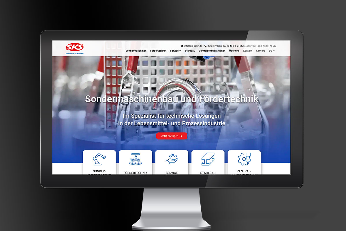 Ein Computermonitor zeigt die Website des Unternehmens SKS für Sondermaschinen und Fördertechnik.