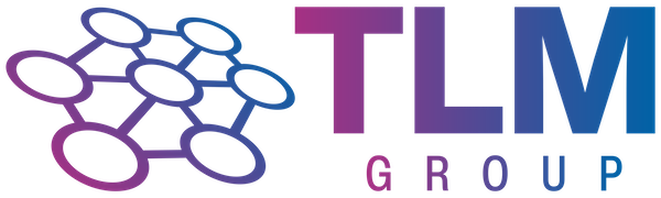 Logo mit verbundenen ovalen Formen neben dem Text TLM GROUP in einem blauen und violetten Farbverlauf.