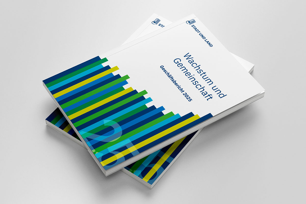 Ein Stapel von Jahresberichten mit blau-grün gestreiften Einbänden, betitelt „Wachstum und Gemeinschaft 2023“...