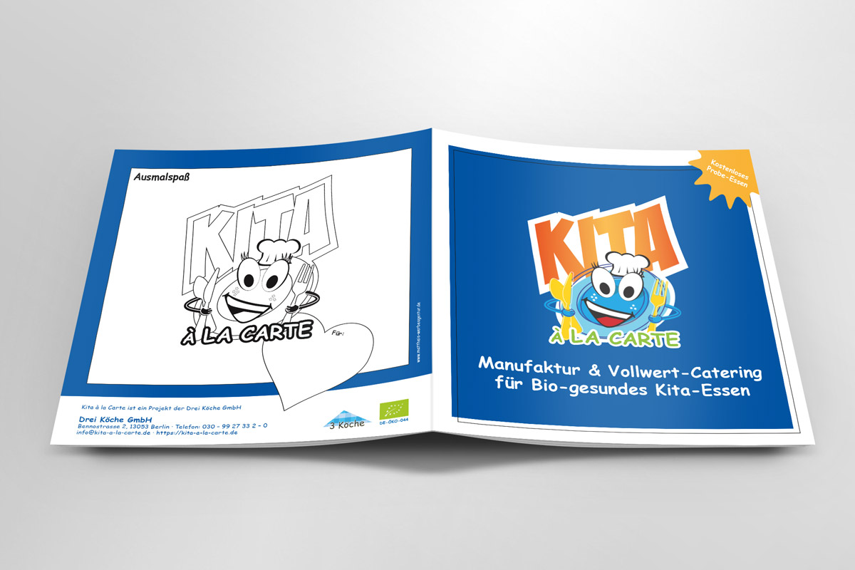 Das aufgeschlagene Kinder-Malbuch gibt den Blick auf eine entzückende Zeichentrickfigur frei und zeigt auf seinem leuchtend blauen Einband den verspielten Text „Kita à la Carte“.
