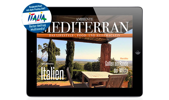 Digitales Magazincover auf einem Tablet mit einer mediterranen Außenszene mit Bäumen und einer Holzterrasse.