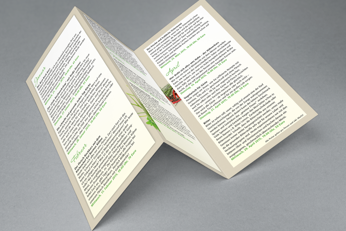 Eine gefaltete Broschüre mit Text und Bildern auf grauem Hintergrund.