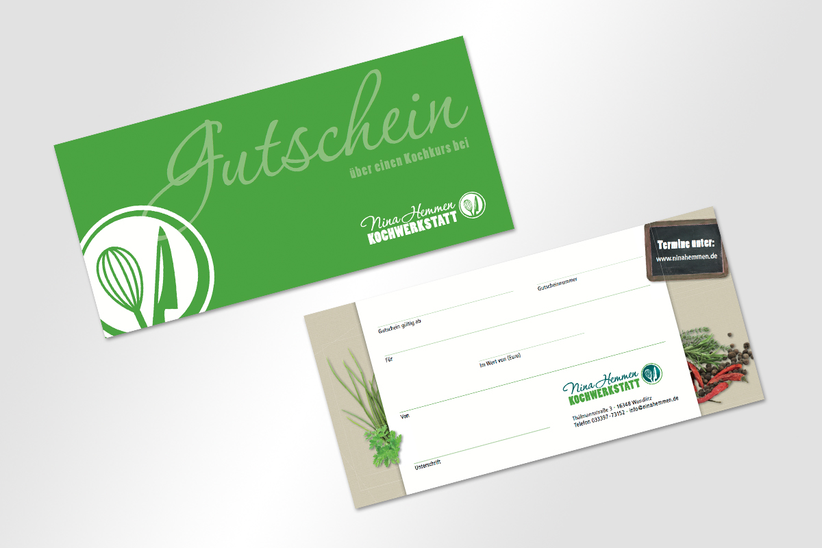 Grün-weiße Geschenkkarte für einen Kochkurs mit Abbildungen von Küchenutensilien und Kräutern.